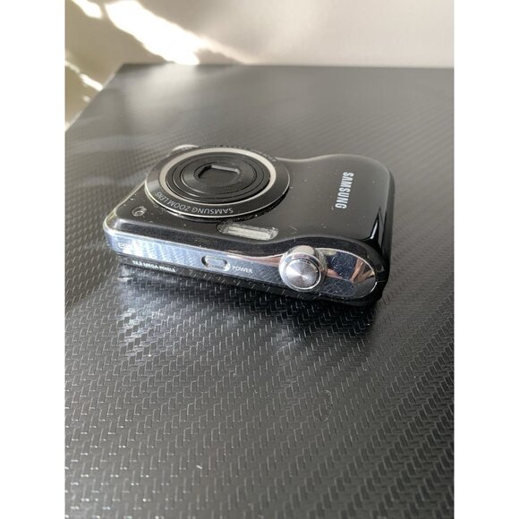 Samsung ES30 12.2 Mega Pixel Digital Video Camera - Picture 3 of 5